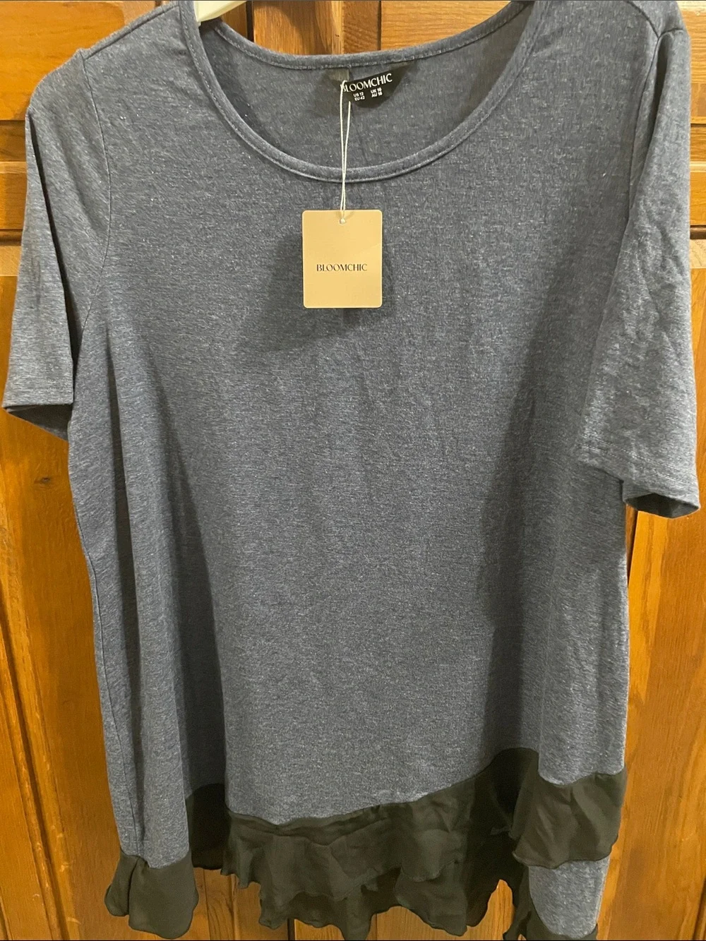 BloomChic Heather Gray/Blue Short Sleeve Black Ruffle-Hem Top, NWT Sz. 12 nice